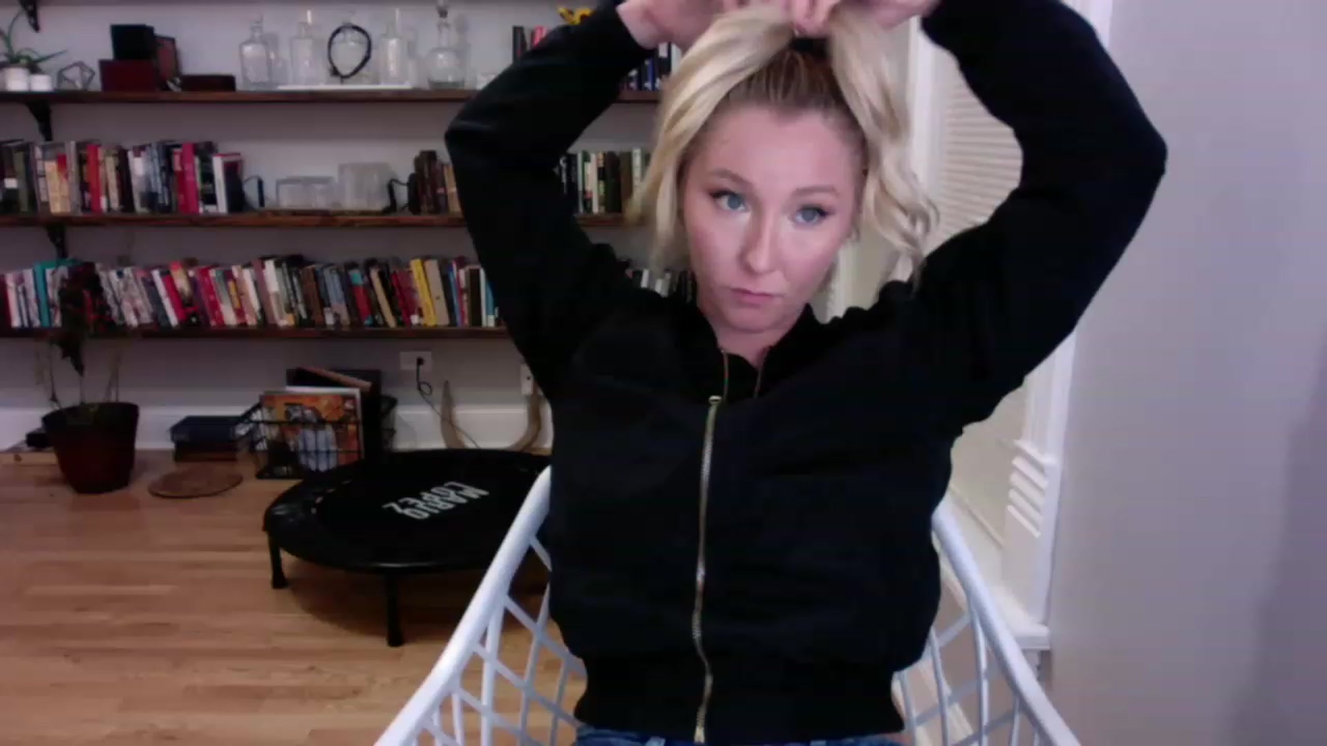 Gallery image thumbnail from BendyBlonde1's myfreecams stream on, 12/22/2022, 02:41 image 17 of 20