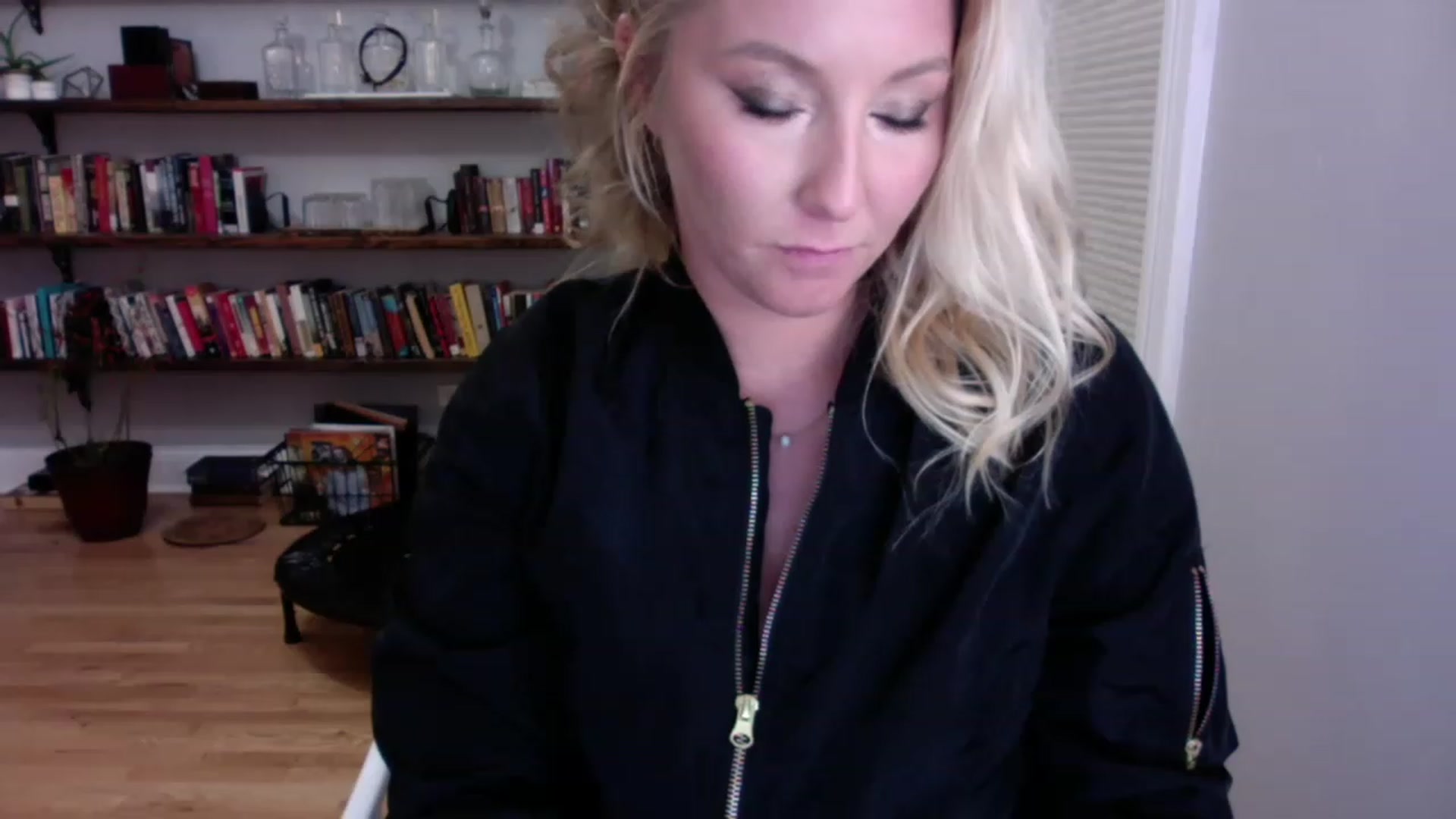 Gallery image thumbnail from BendyBlonde1's myfreecams stream on, 12/22/2022, 03:46 image 9 of 20