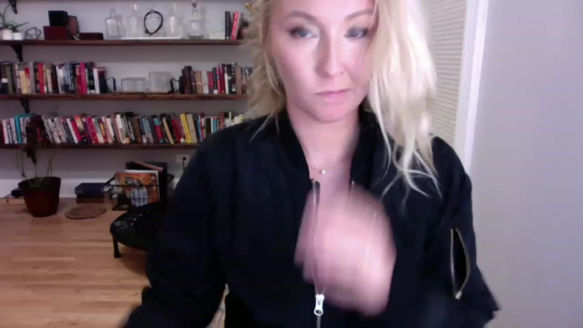 Gallery image thumbnail from BendyBlonde1's myfreecams stream on, 12/22/2022, 03:46 image 8 of 20