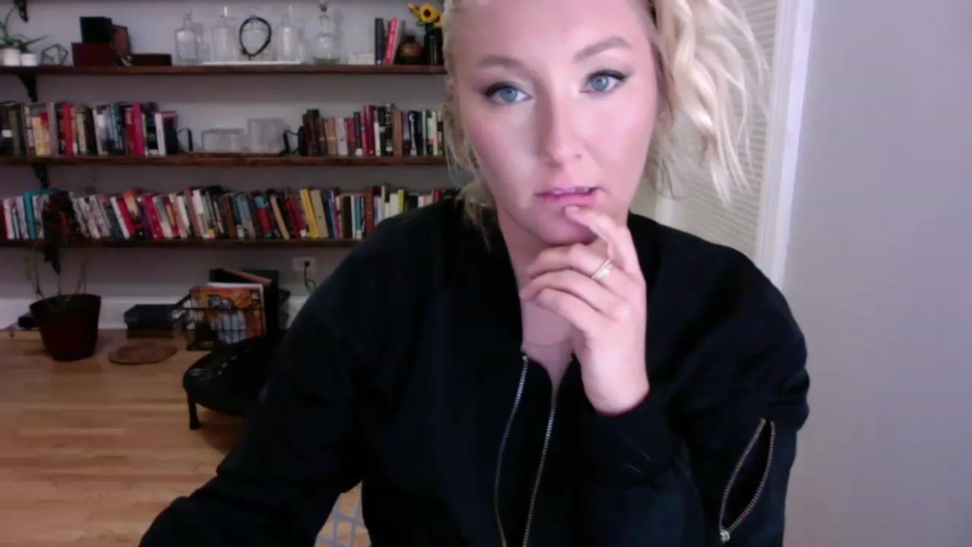 Gallery image thumbnail from BendyBlonde1's myfreecams stream on, 12/22/2022, 03:46 image 17 of 20