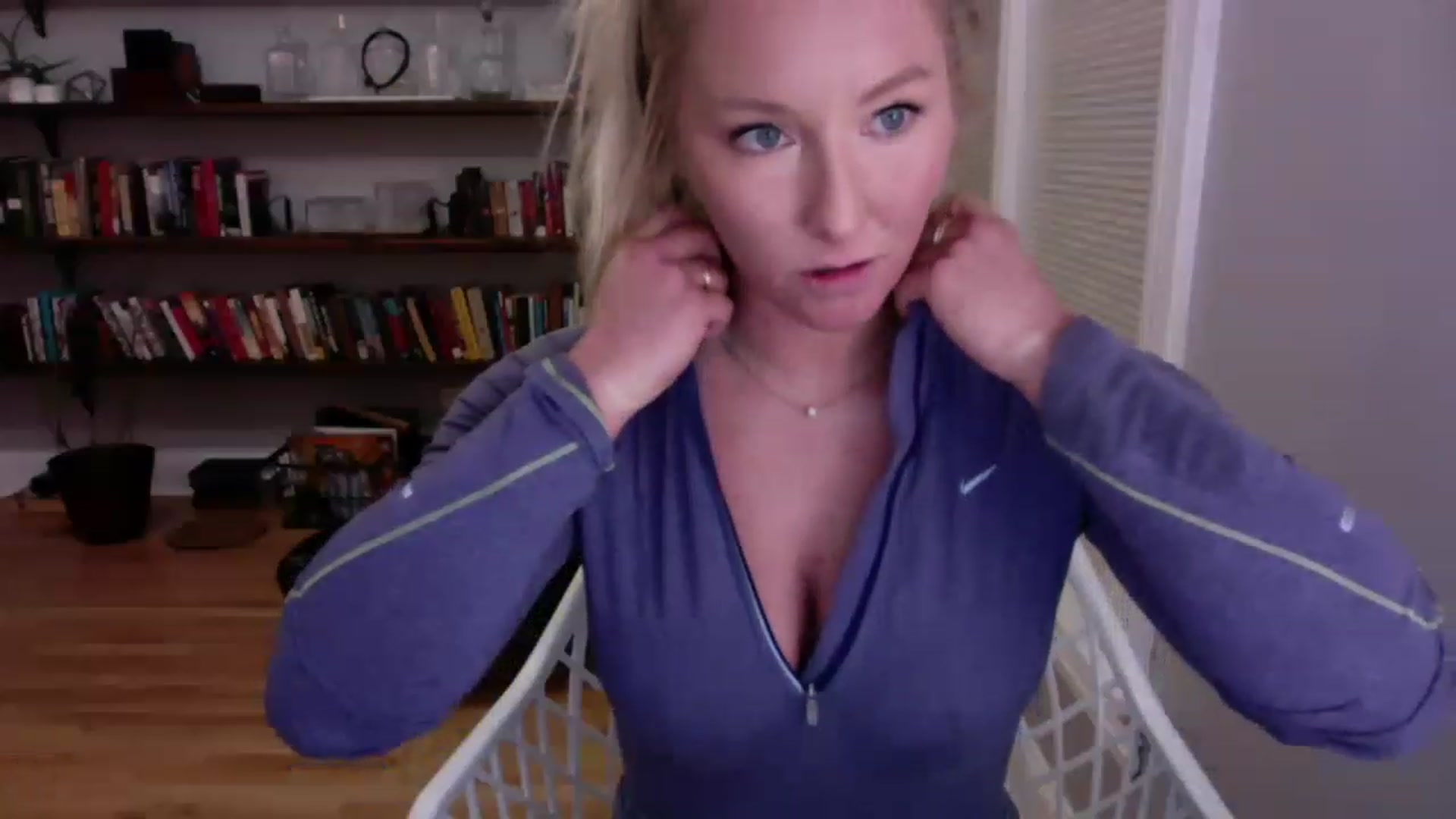 Gallery image thumbnail from BendyBlonde1's myfreecams stream on, 12/23/2022, 03:35 image 17 of 20