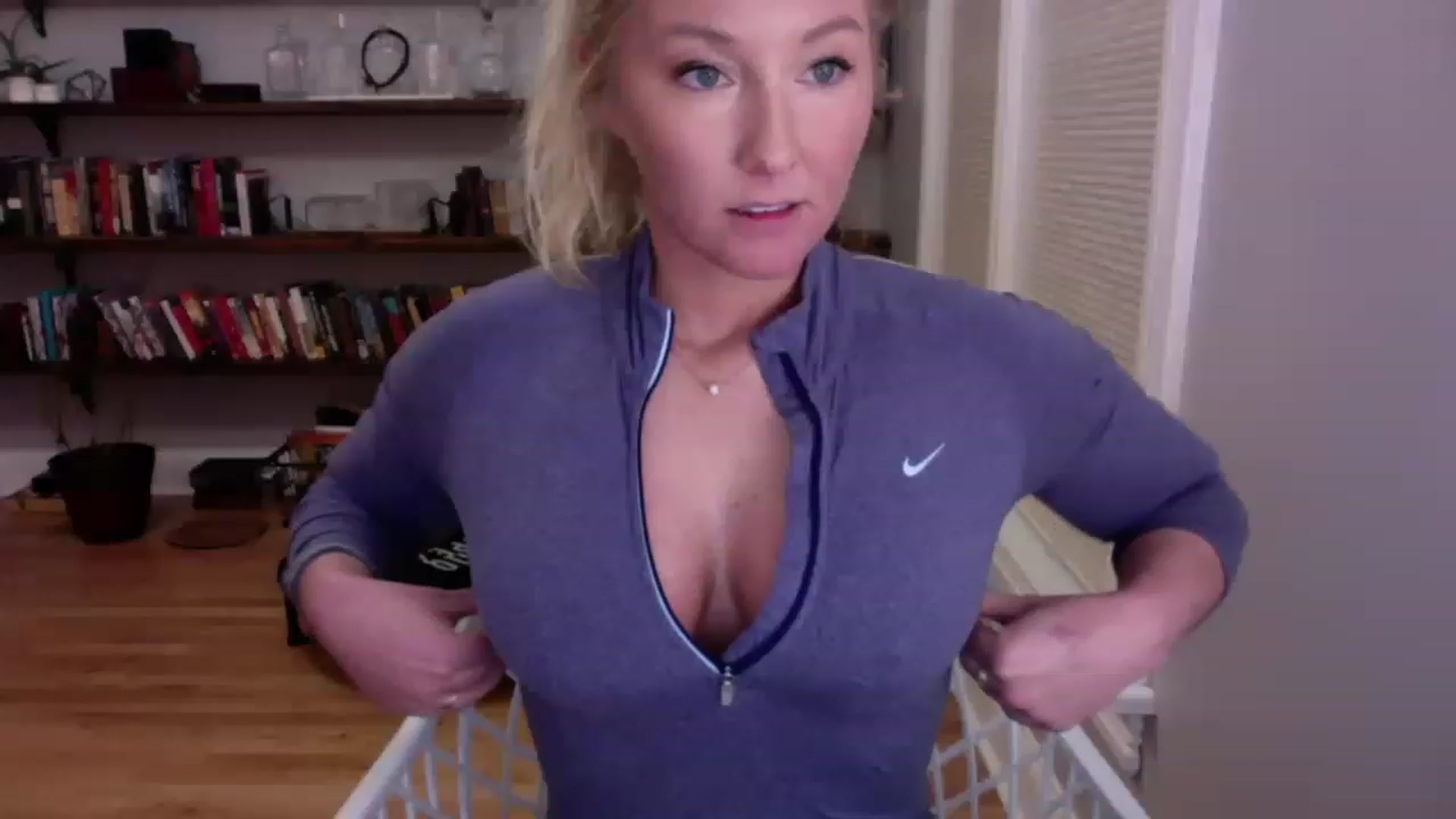 Gallery image thumbnail from BendyBlonde1's myfreecams stream on, 12/23/2022, 03:35 image 7 of 20
