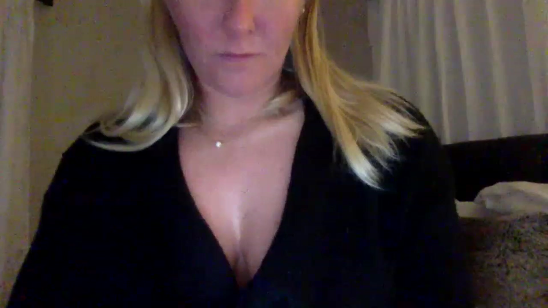 Gallery image thumbnail from BendyBlonde1's myfreecams stream on, 12/23/2022, 05:04 image 18 of 20