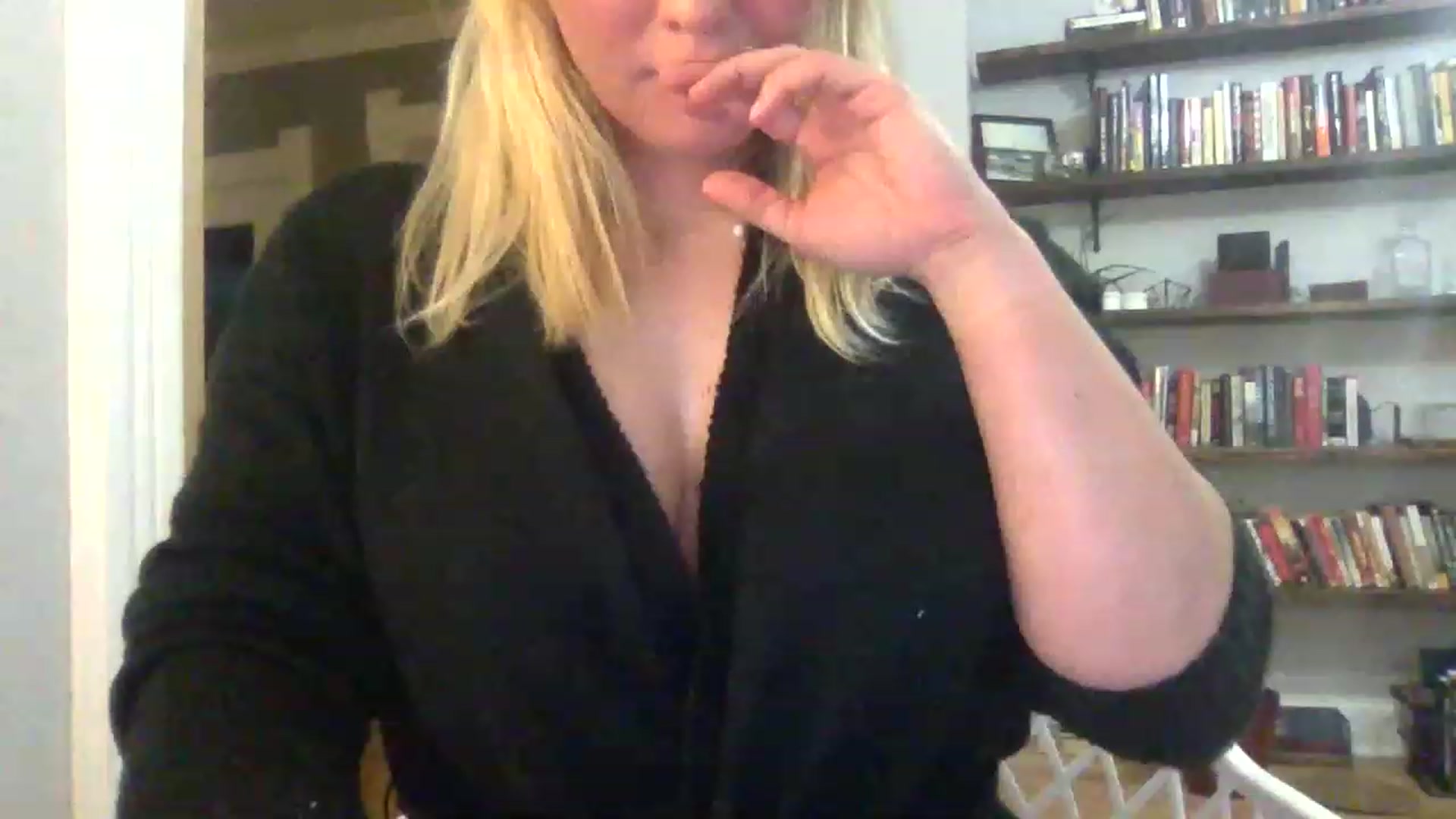 Gallery image thumbnail from BendyBlonde1's myfreecams stream on, 12/23/2022, 06:35 image 12 of 20