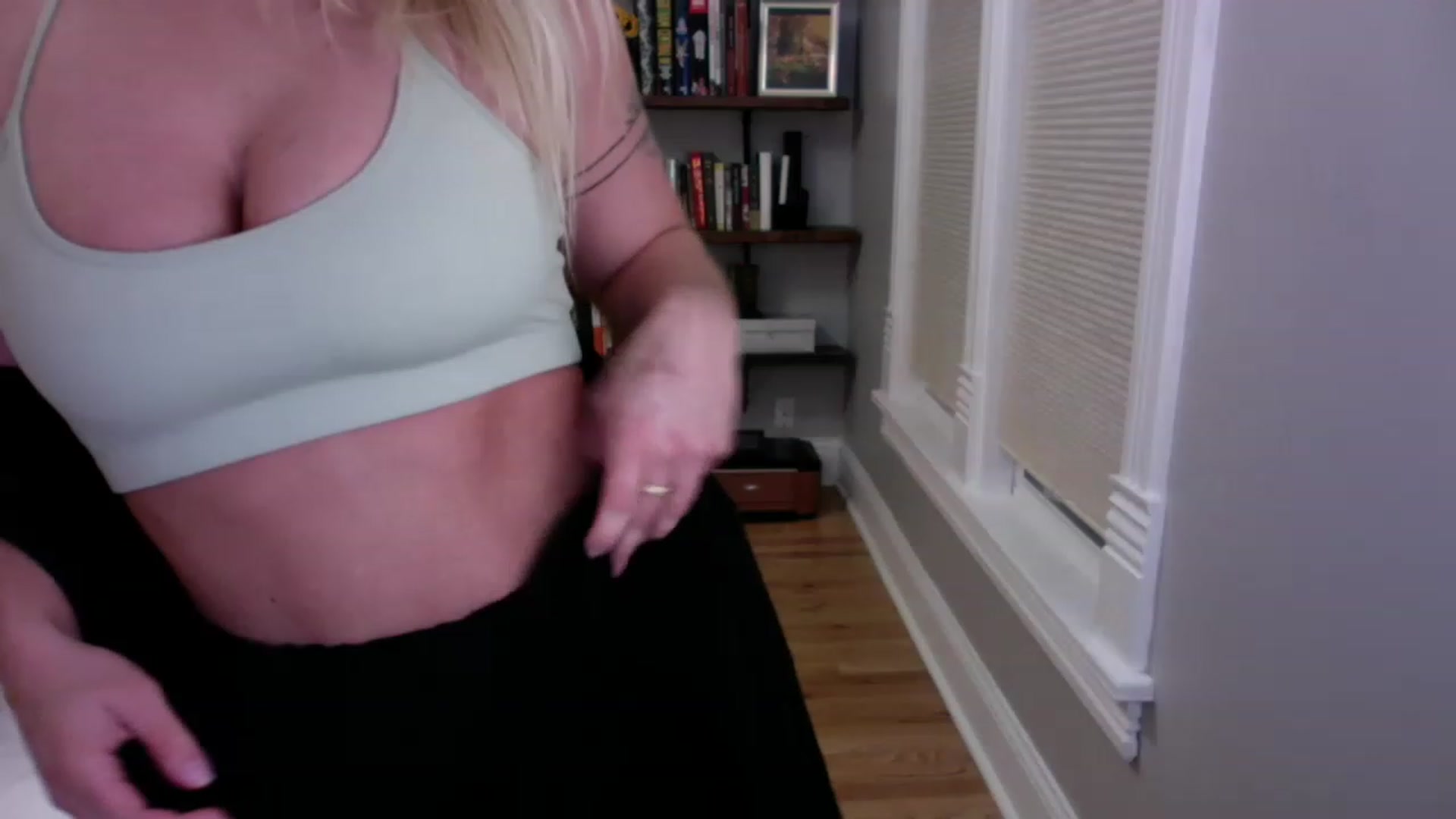 Gallery image thumbnail from BendyBlonde1's myfreecams stream on, 12/24/2022, 02:59 image 15 of 20