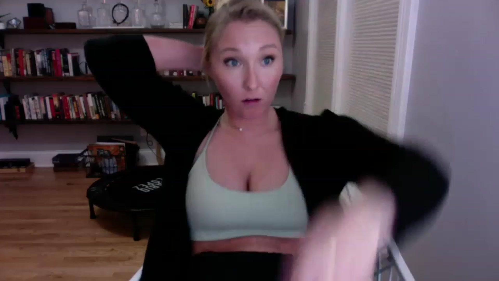 Gallery image thumbnail from BendyBlonde1's myfreecams stream on, 12/24/2022, 02:59 image 17 of 20