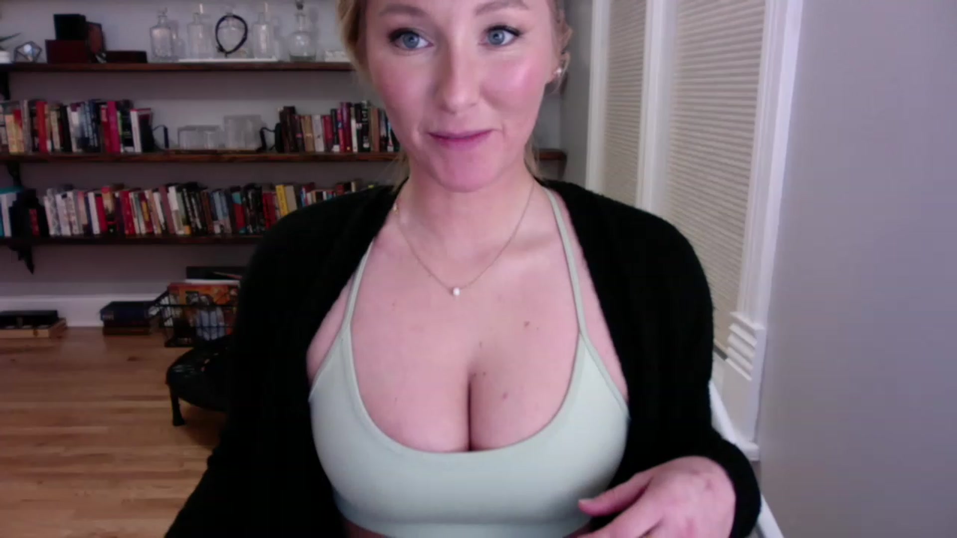 Gallery image thumbnail from BendyBlonde1's myfreecams stream on, 12/24/2022, 02:59 image 11 of 20