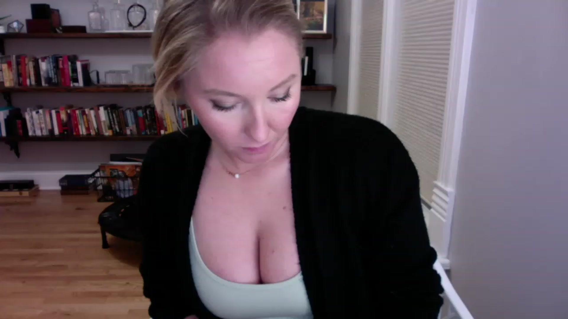 Gallery image thumbnail from BendyBlonde1's myfreecams stream on, 12/24/2022, 02:59 image 18 of 20