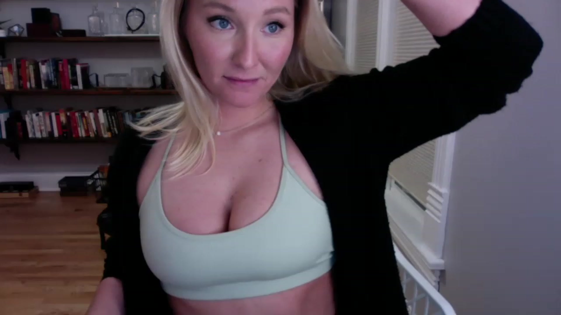Gallery image thumbnail from BendyBlonde1's myfreecams stream on, 12/24/2022, 02:59 image 14 of 20