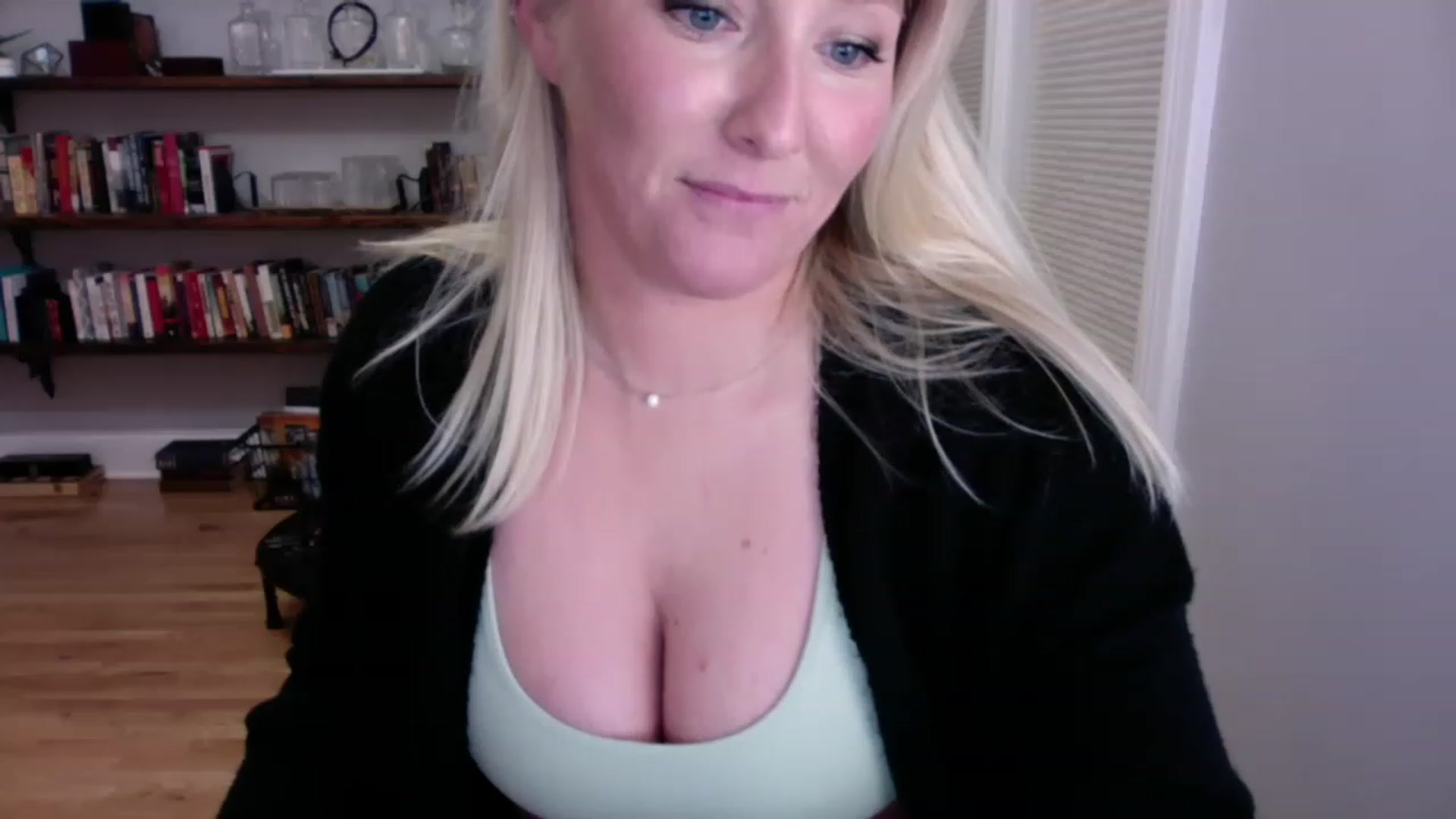 Gallery image thumbnail from BendyBlonde1's myfreecams stream on, 12/24/2022, 02:59 image 7 of 20