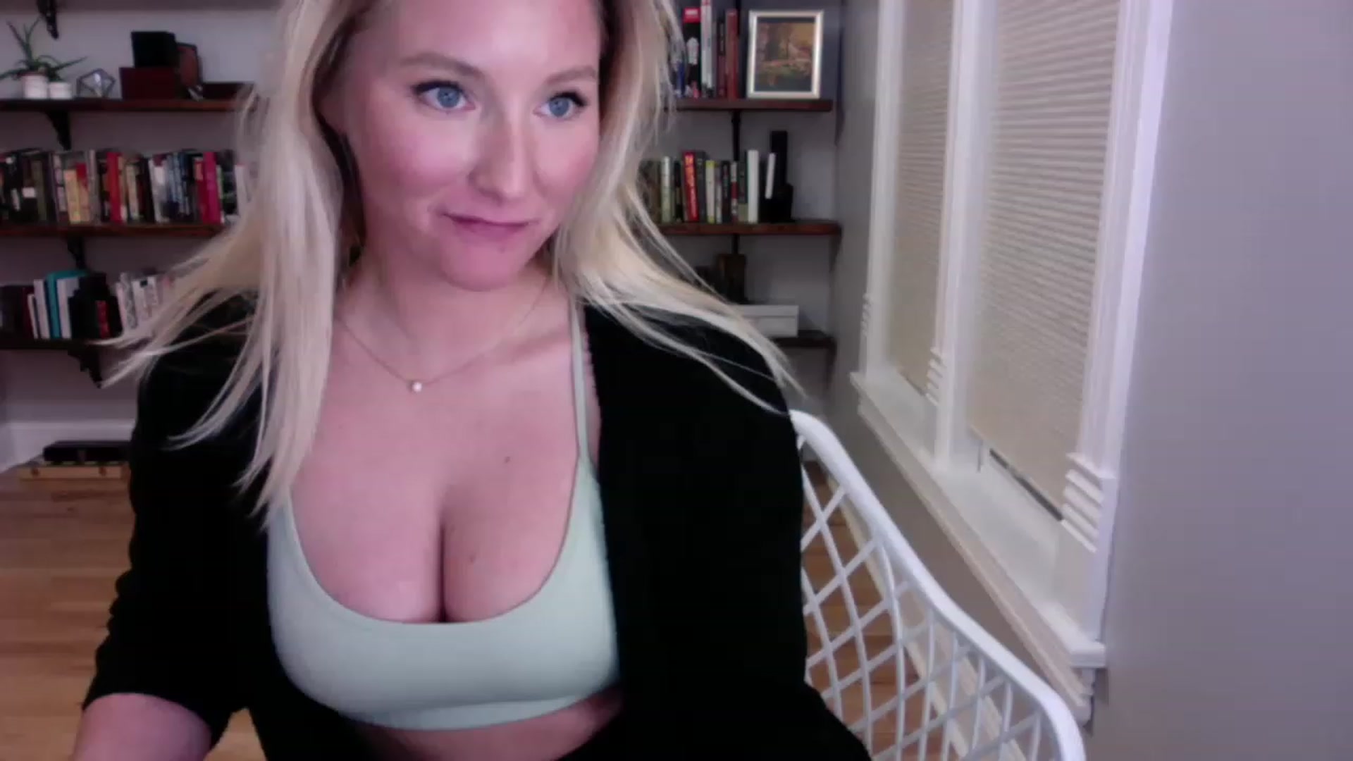 Gallery image thumbnail from BendyBlonde1's myfreecams stream on, 12/24/2022, 08:16 image 1 of 20
