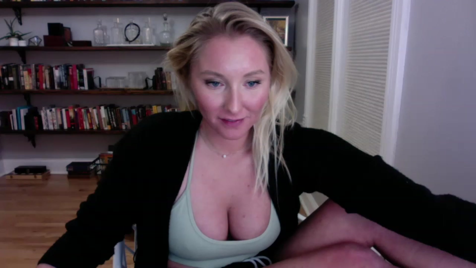 Gallery image thumbnail from BendyBlonde1's myfreecams stream on, 12/24/2022, 08:16 image 7 of 20