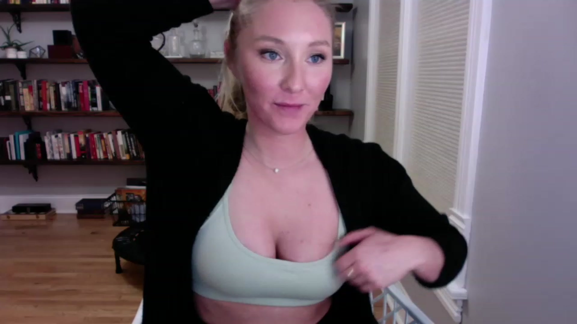 Gallery image thumbnail from BendyBlonde1's myfreecams stream on, 12/24/2022, 08:16 image 10 of 20