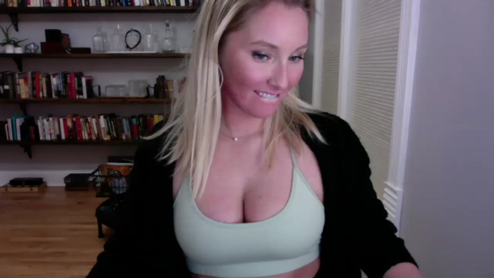 Gallery image thumbnail from BendyBlonde1's myfreecams stream on, 12/24/2022, 08:16 image 19 of 20