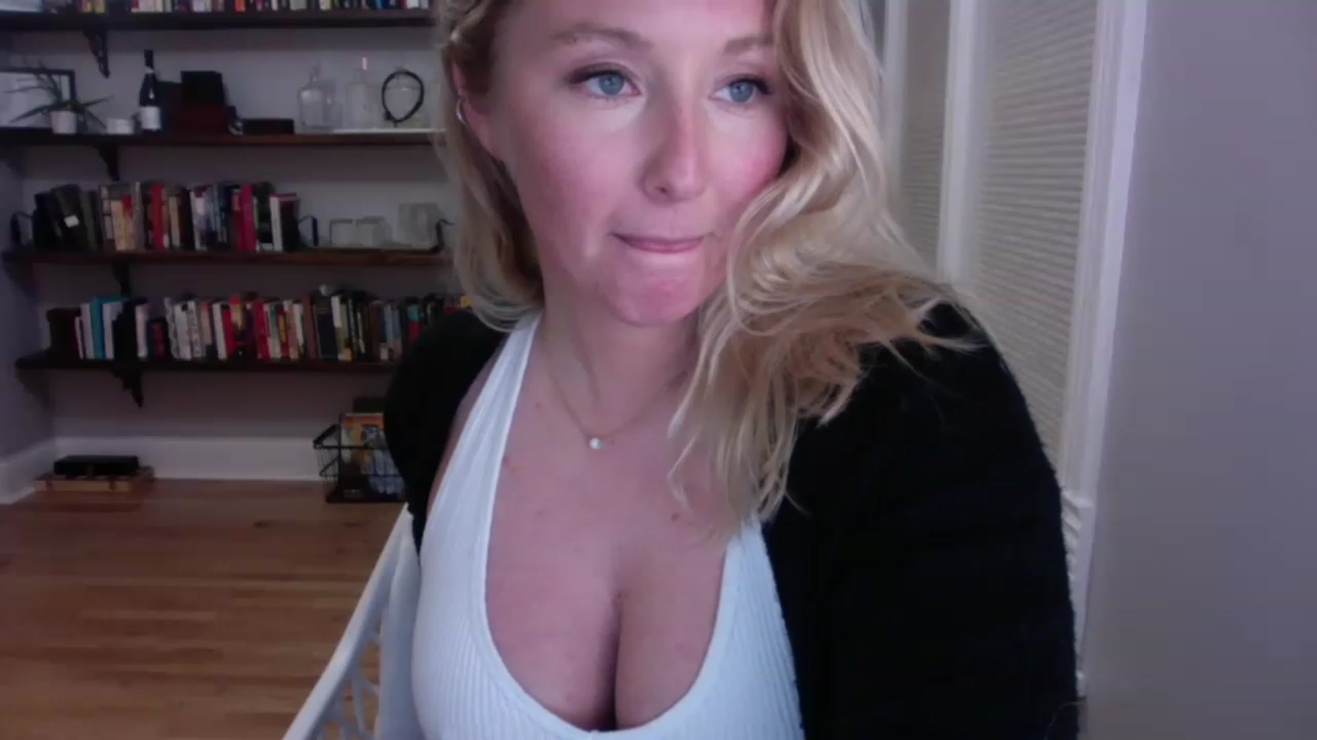 Gallery image thumbnail from BendyBlonde1's myfreecams stream on, 02/10/2023, 07:17 image 12 of 20