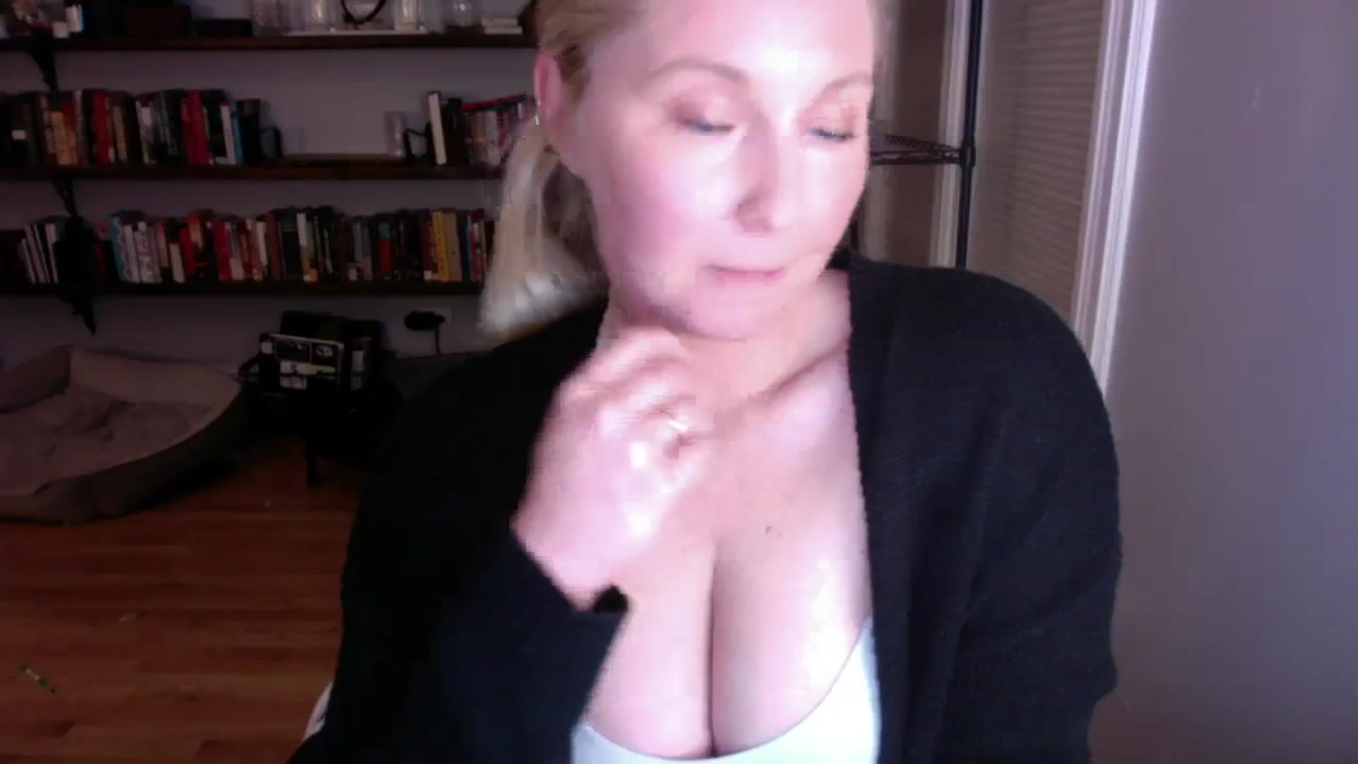 Gallery image thumbnail from BendyBlonde1's myfreecams stream on, 08/29/2023, 04:50 image 18 of 20