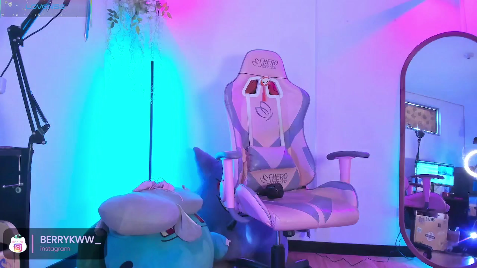 Gallery image thumbnail from Berrykww's myfreecams stream on, 08/27/2025, 15:00 image 5 of 20