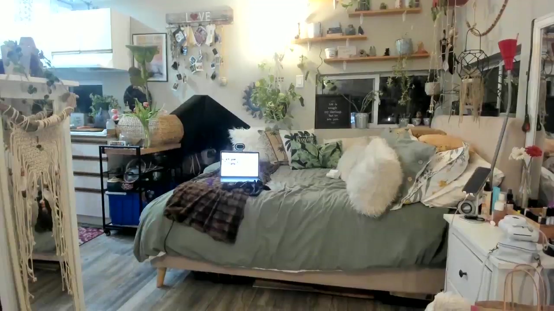 Gallery image thumbnail from BestAssonMFC's myfreecams stream on, 03/25/2024, 03:08 image 17 of 20