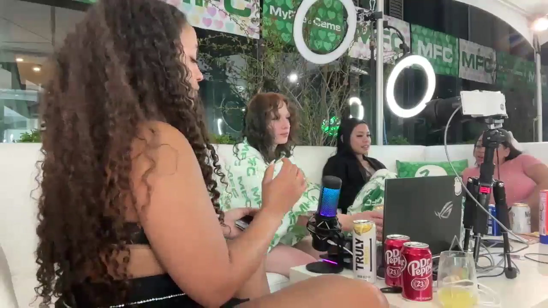 Gallery image thumbnail from BestAssonMFC's myfreecams stream on, 05/23/2024, 09:41 image 19 of 20