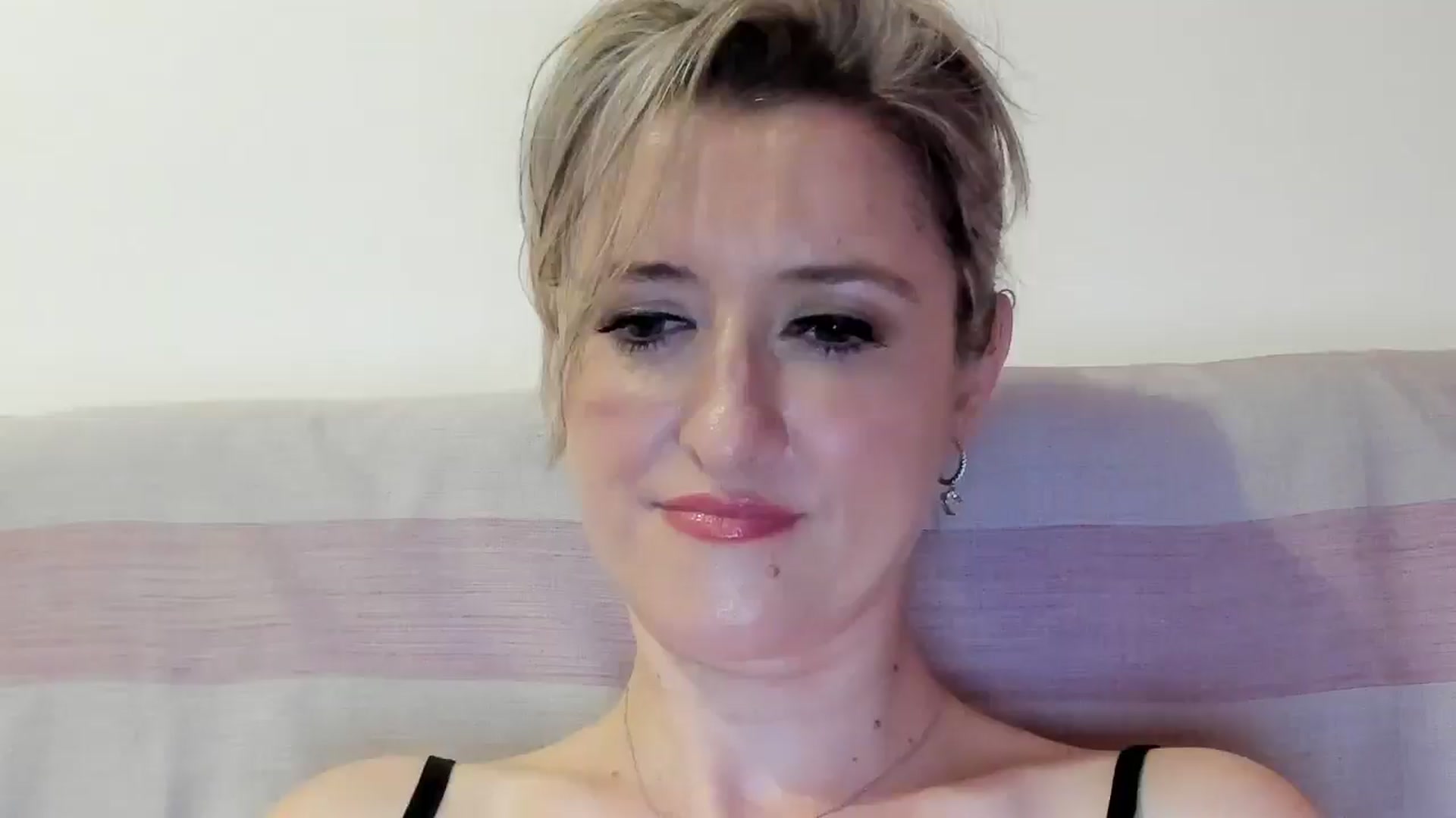 Gallery image thumbnail from BestDream's myfreecams stream on, 06/30/2025, 20:14 image 10 of 20
