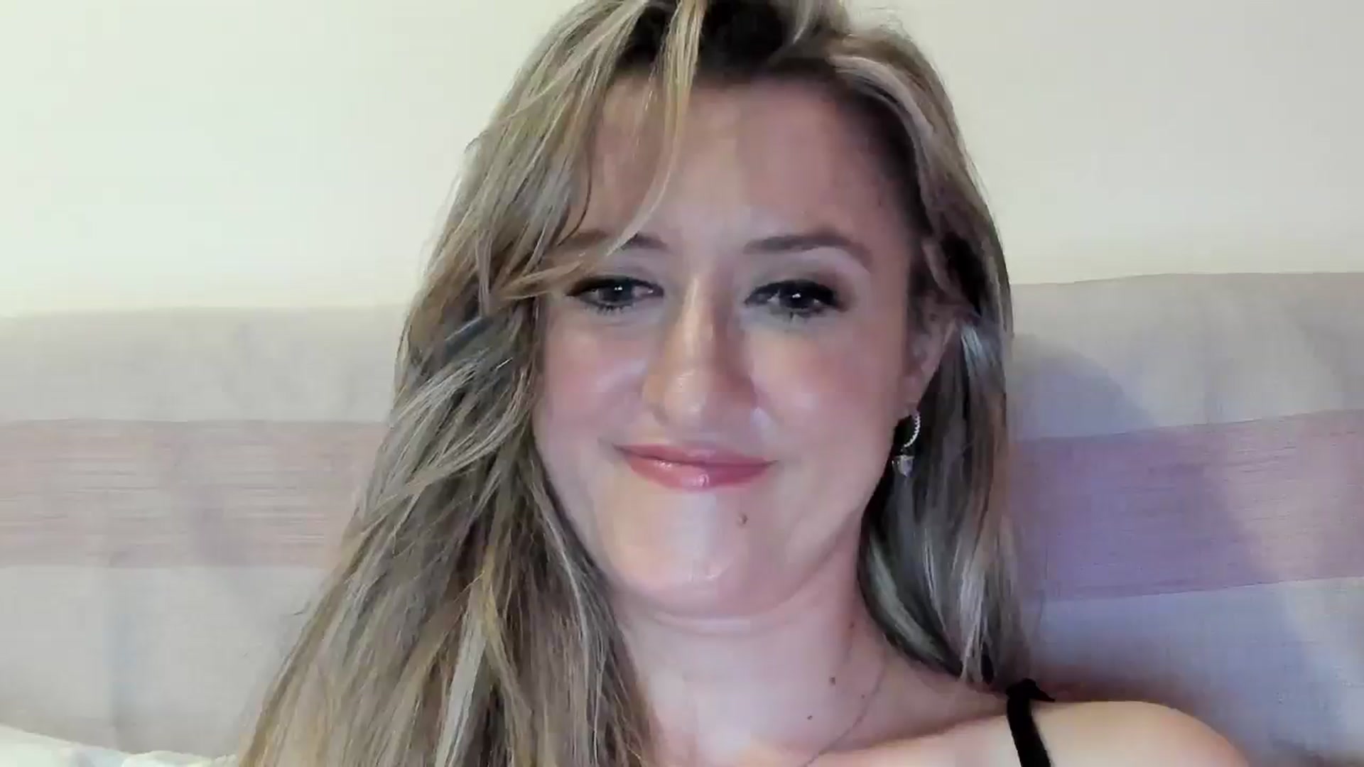 Gallery image thumbnail from BestDream's myfreecams stream on, 06/30/2025, 23:13 image 10 of 20