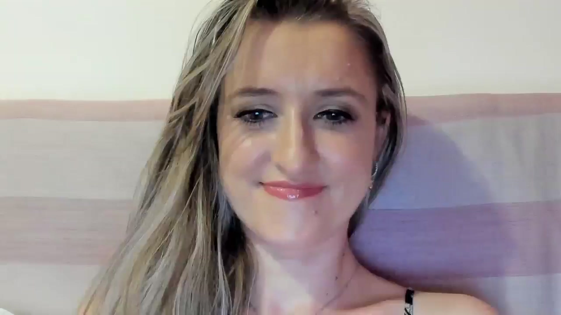 Gallery image thumbnail from BestDream's myfreecams stream on, 07/01/2025, 21:38 image 6 of 20