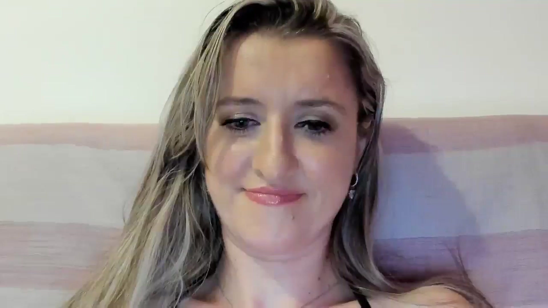 Gallery image thumbnail from BestDream's myfreecams stream on, 07/01/2025, 22:25 image 11 of 20