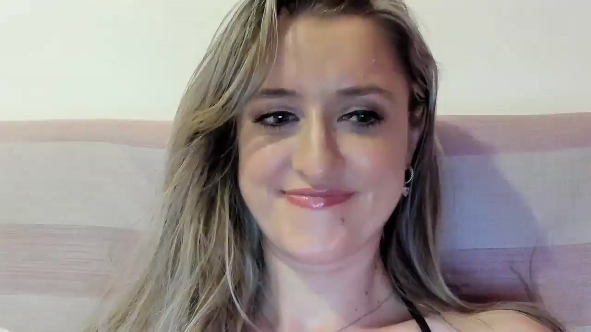 Gallery image thumbnail from BestDream's myfreecams stream on, 07/01/2025, 22:25 image 14 of 20