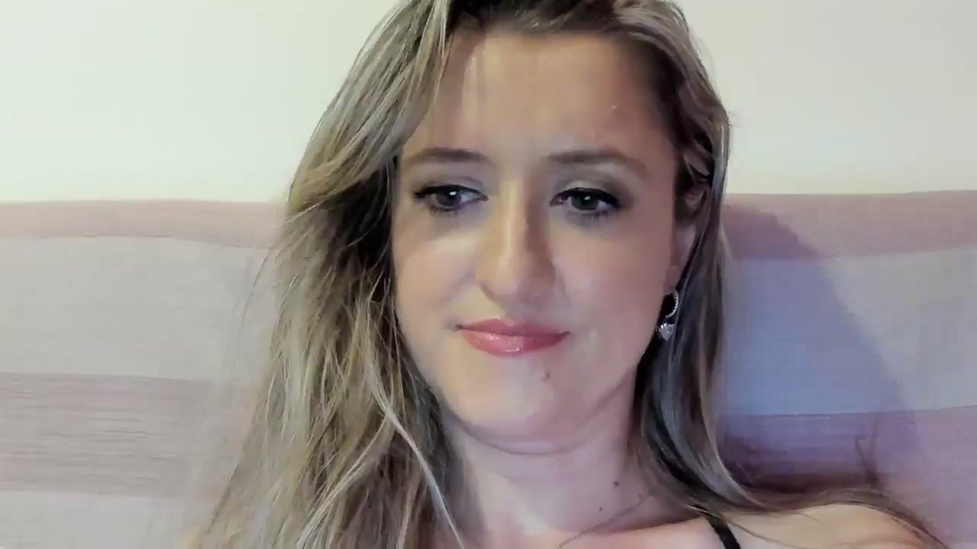 Gallery image thumbnail from BestDream's myfreecams stream on, 07/01/2025, 22:25 image 12 of 20