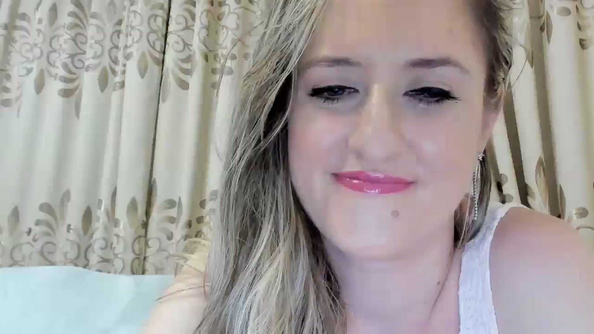 Gallery image thumbnail from BestDream's myfreecams stream on, 08/03/2025, 22:31 image 13 of 20