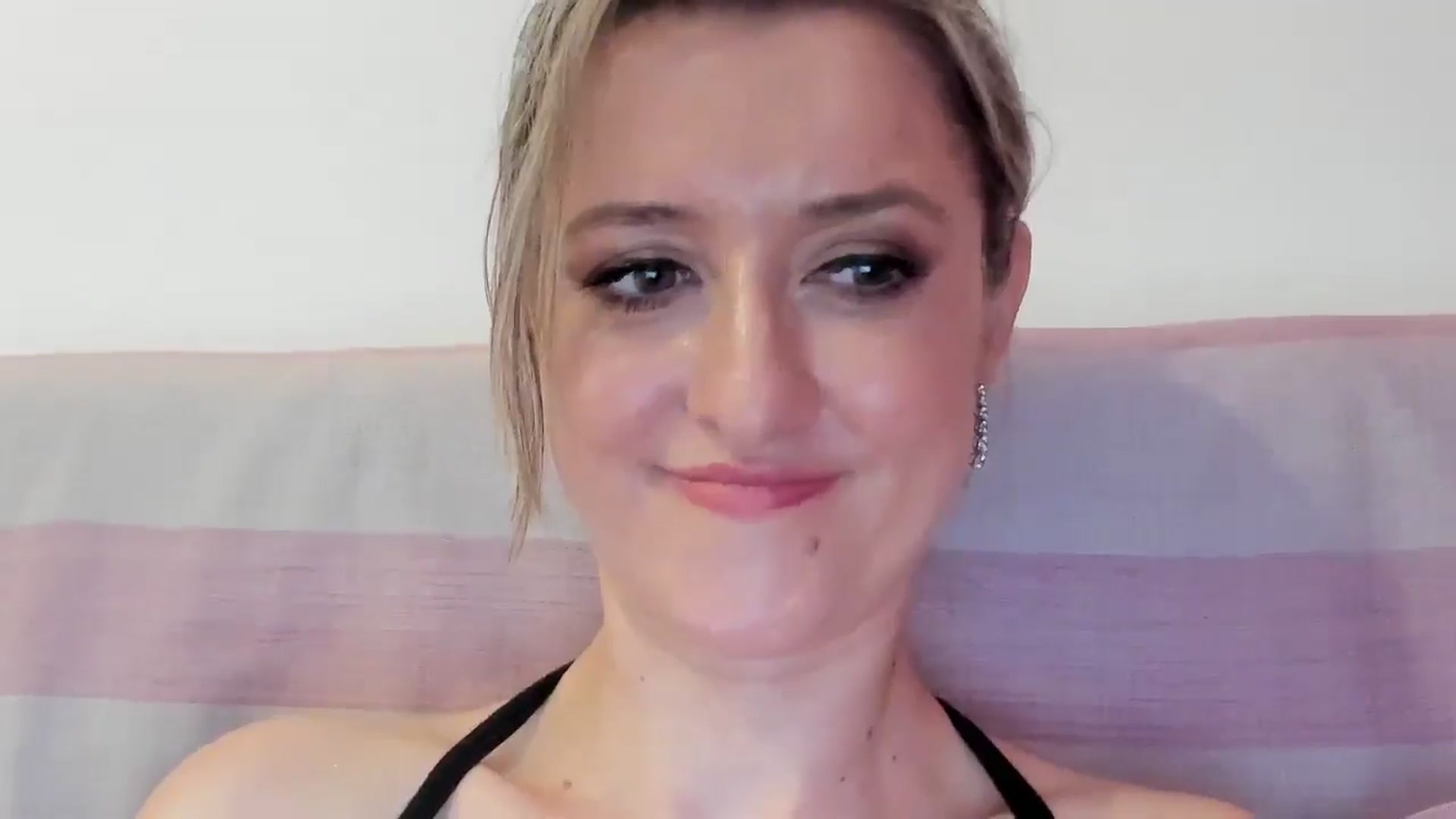Gallery image thumbnail from BestDream's myfreecams stream on, 08/16/2025, 08:33 image 17 of 20