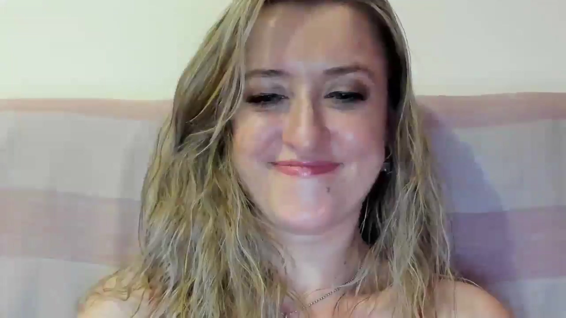 Gallery image thumbnail from BestDream's myfreecams stream on, 08/16/2025, 23:23 image 18 of 20