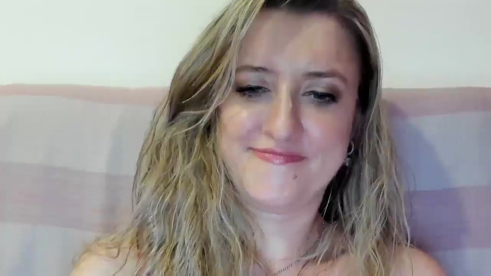 Gallery image thumbnail from BestDream's myfreecams stream on, 08/16/2025, 23:23 image 17 of 20