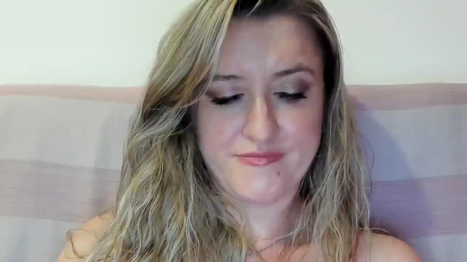 Gallery image thumbnail from BestDream's myfreecams stream on, 08/16/2025, 23:23 image 16 of 20