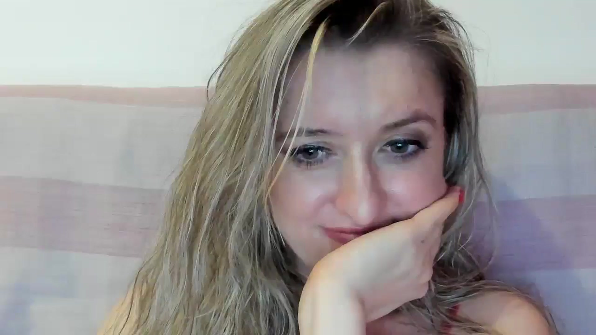 Gallery image thumbnail from BestDream's myfreecams stream on, 08/16/2025, 23:23 image 12 of 20