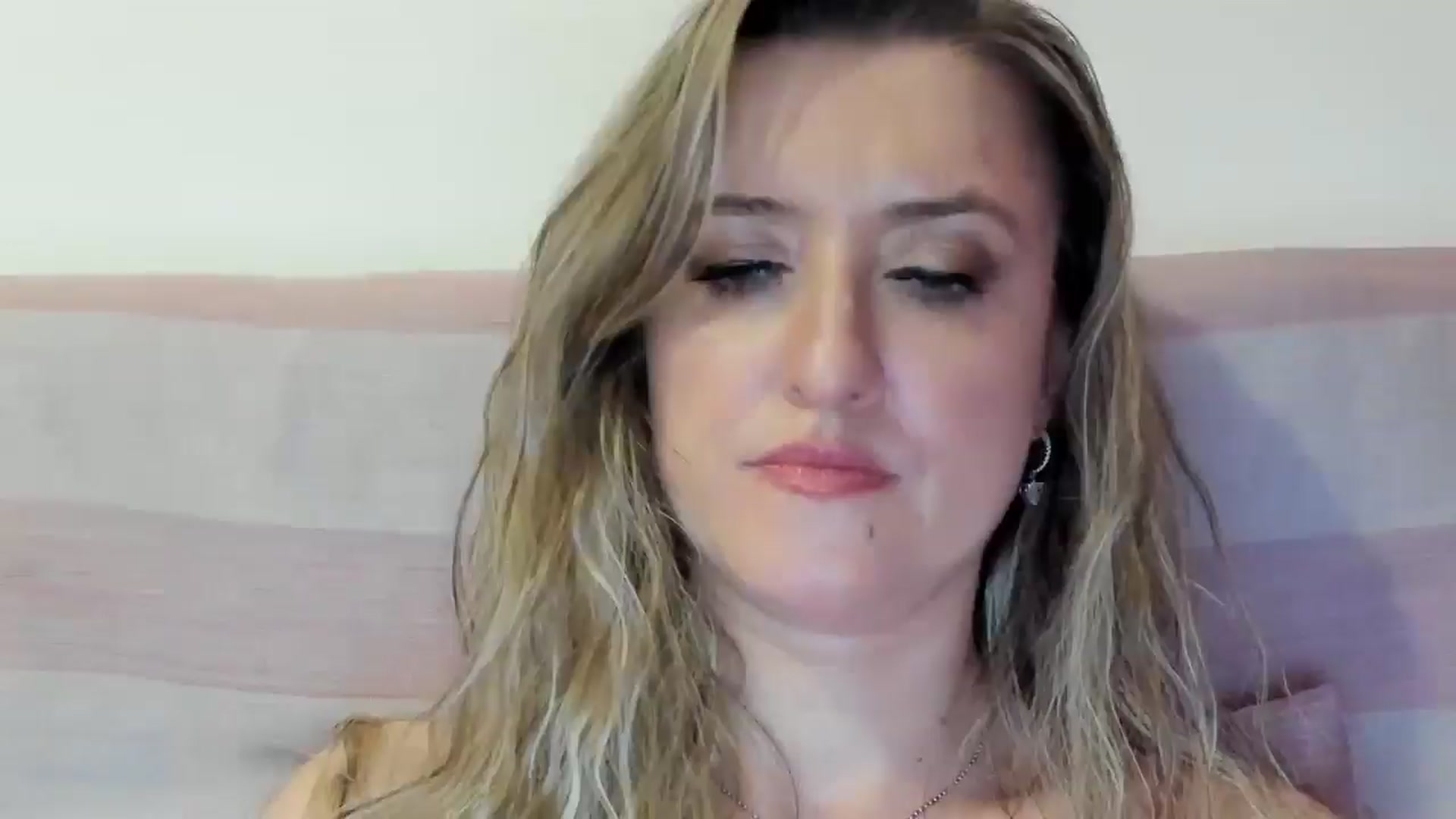 Gallery image thumbnail from BestDream's myfreecams stream on, 08/17/2025, 24:21 image 1 of 20