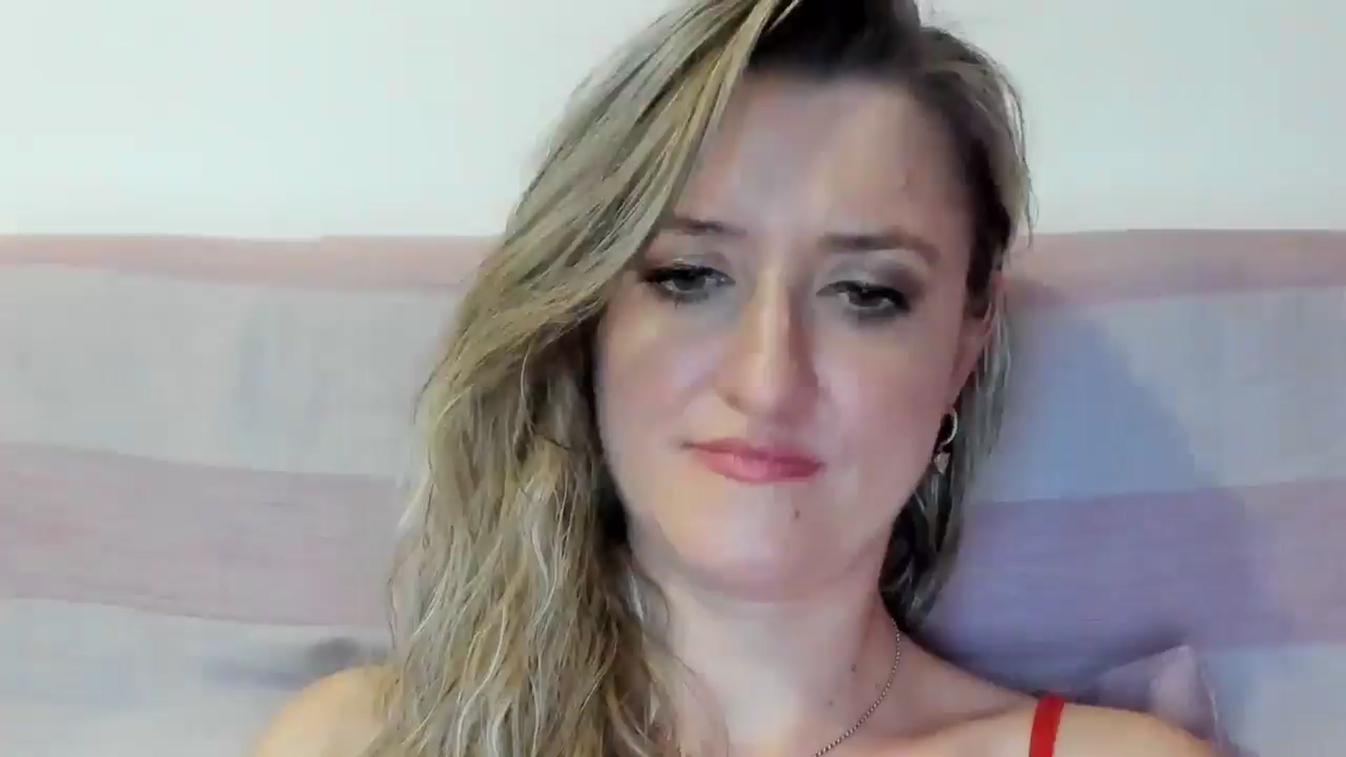 Gallery image thumbnail from BestDream's myfreecams stream on, 08/17/2025, 24:21 image 13 of 20