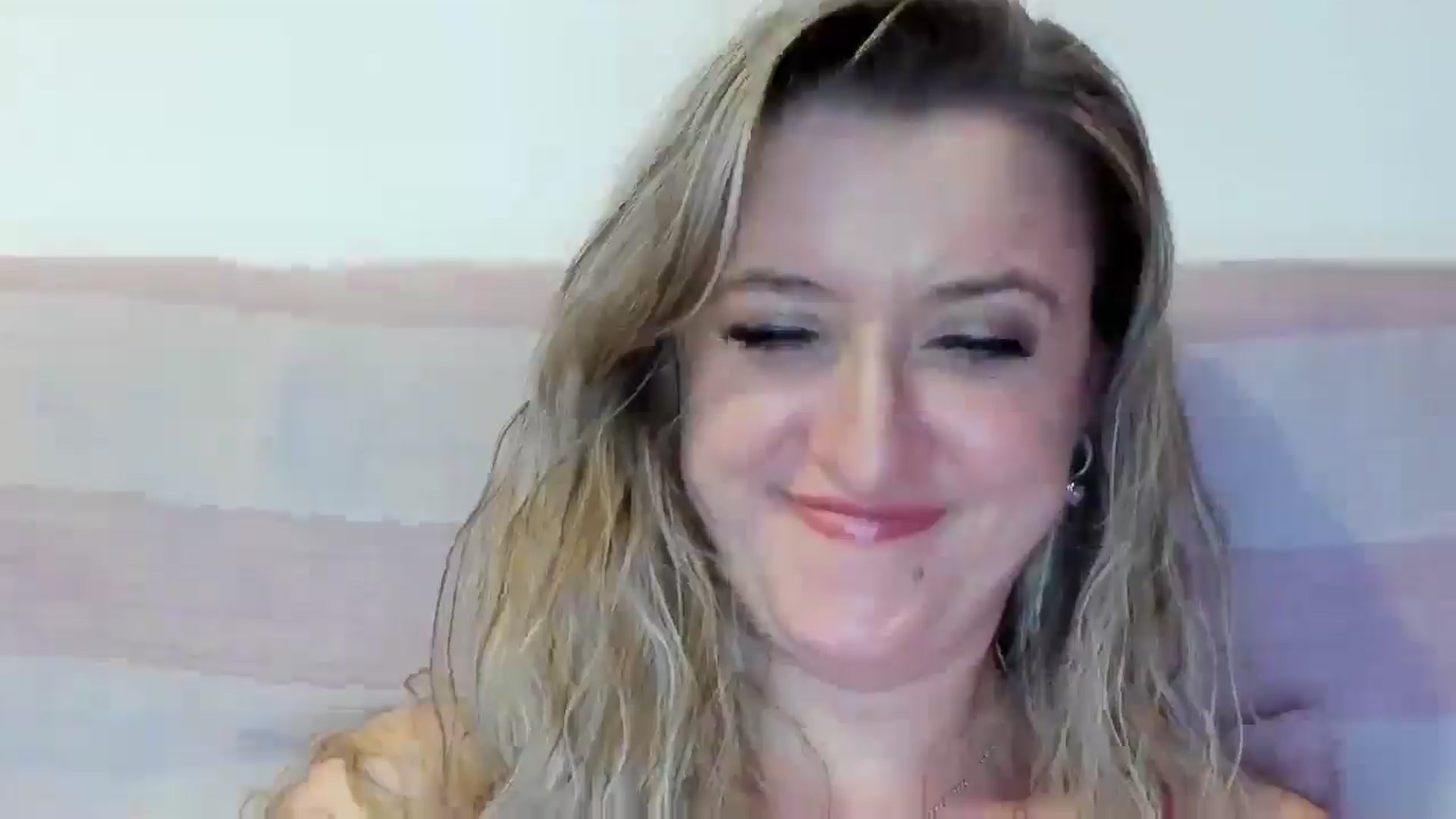Gallery image thumbnail from BestDream's myfreecams stream on, 08/17/2025, 24:21 image 8 of 20