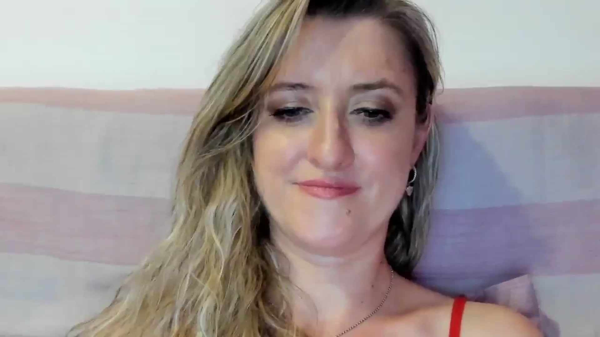 Gallery image thumbnail from BestDream's myfreecams stream on, 08/17/2025, 24:21 image 17 of 20