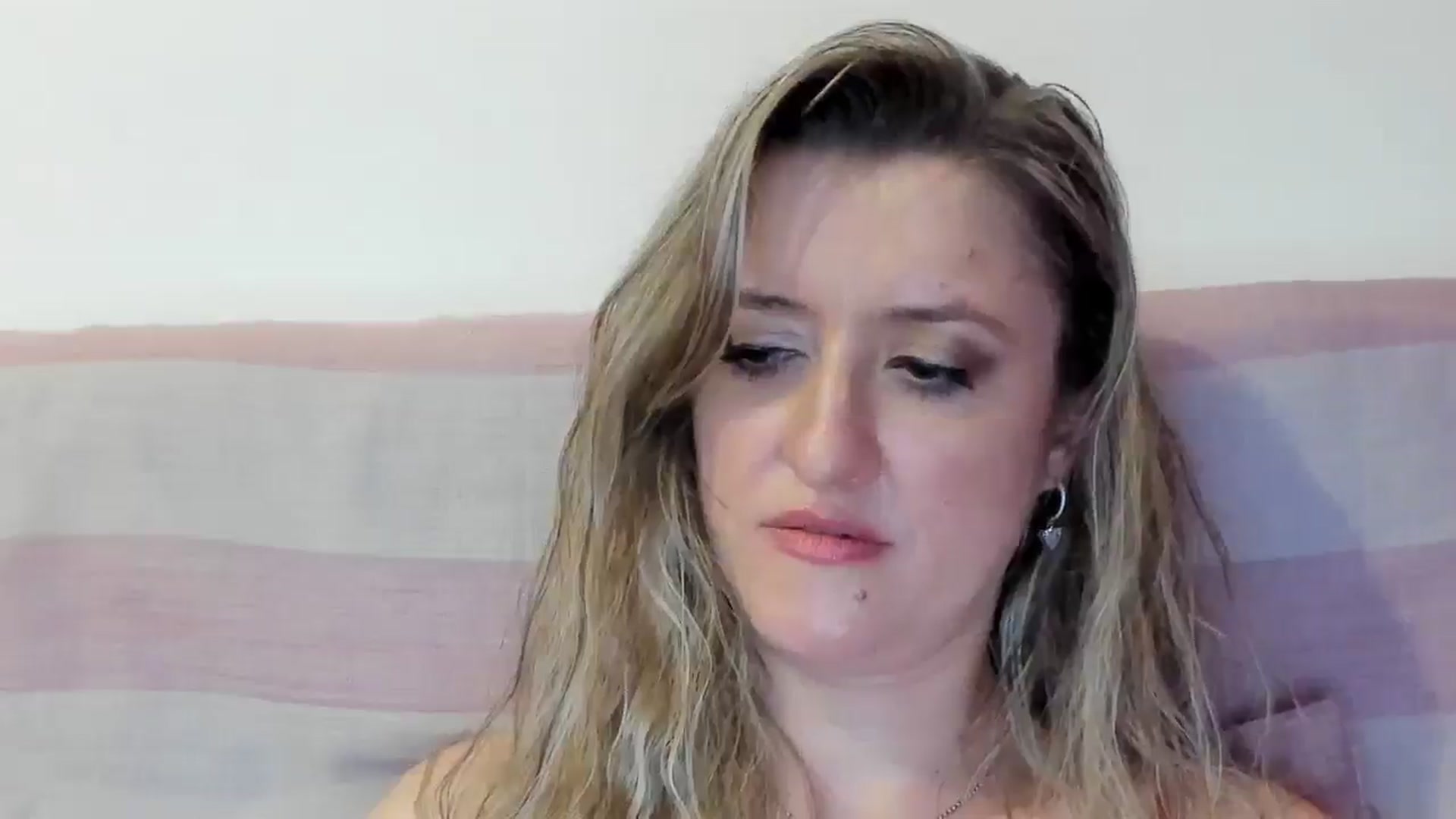 Gallery image thumbnail from BestDream's myfreecams stream on, 08/17/2025, 24:21 image 2 of 20