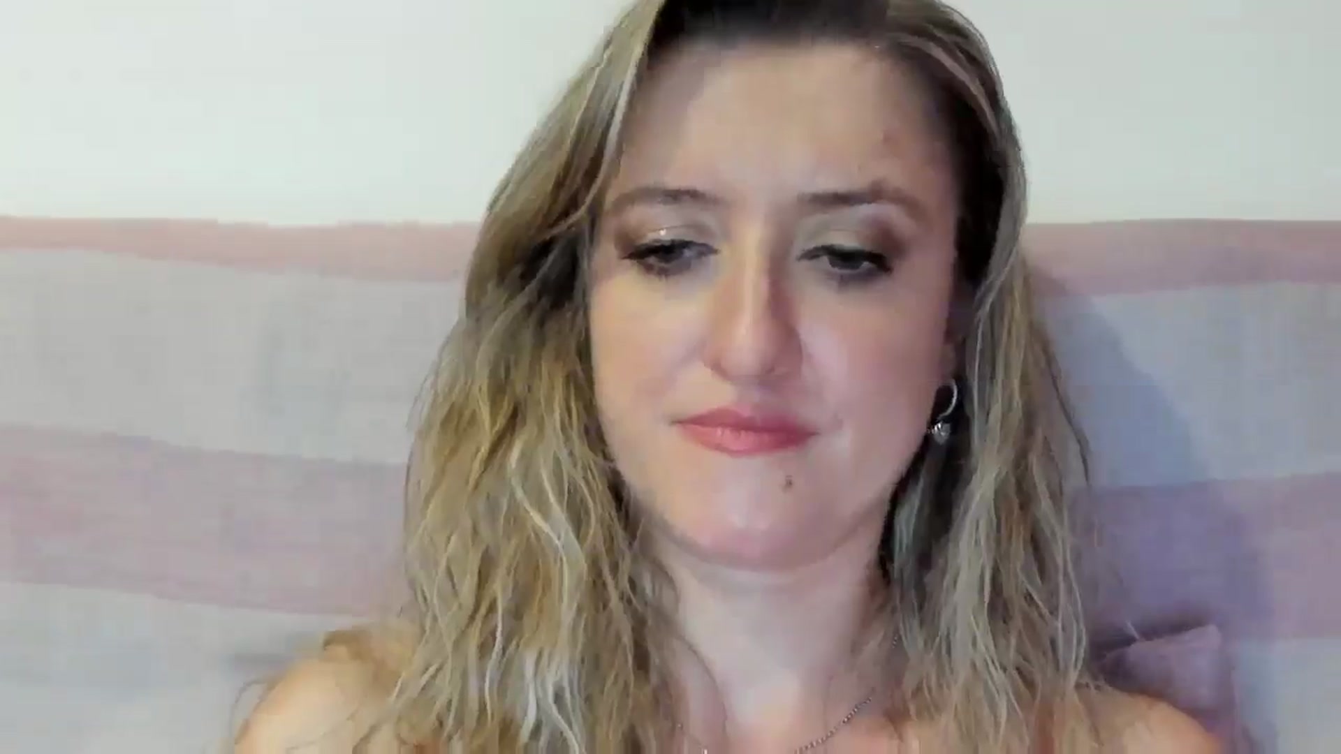 Gallery image thumbnail from BestDream's myfreecams stream on, 08/17/2025, 24:21 image 5 of 20