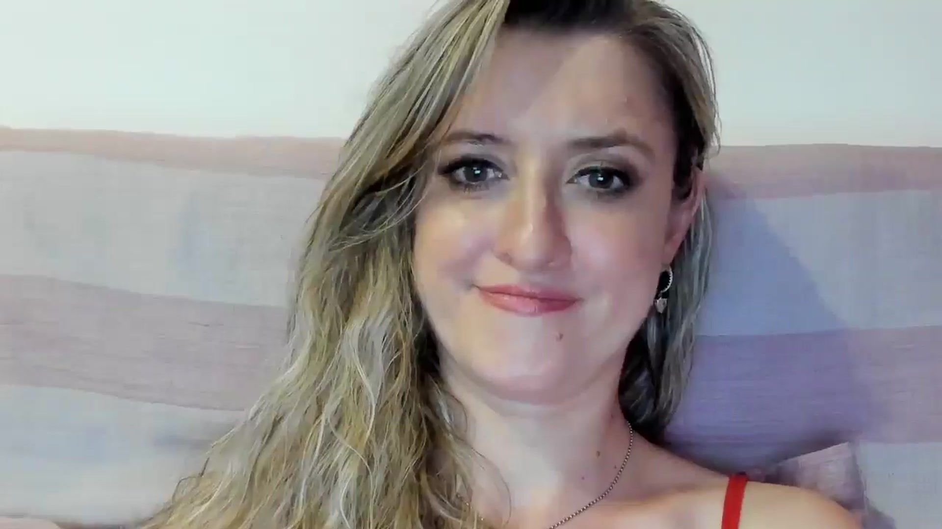Gallery image thumbnail from BestDream's myfreecams stream on, 08/17/2025, 24:21 image 18 of 20