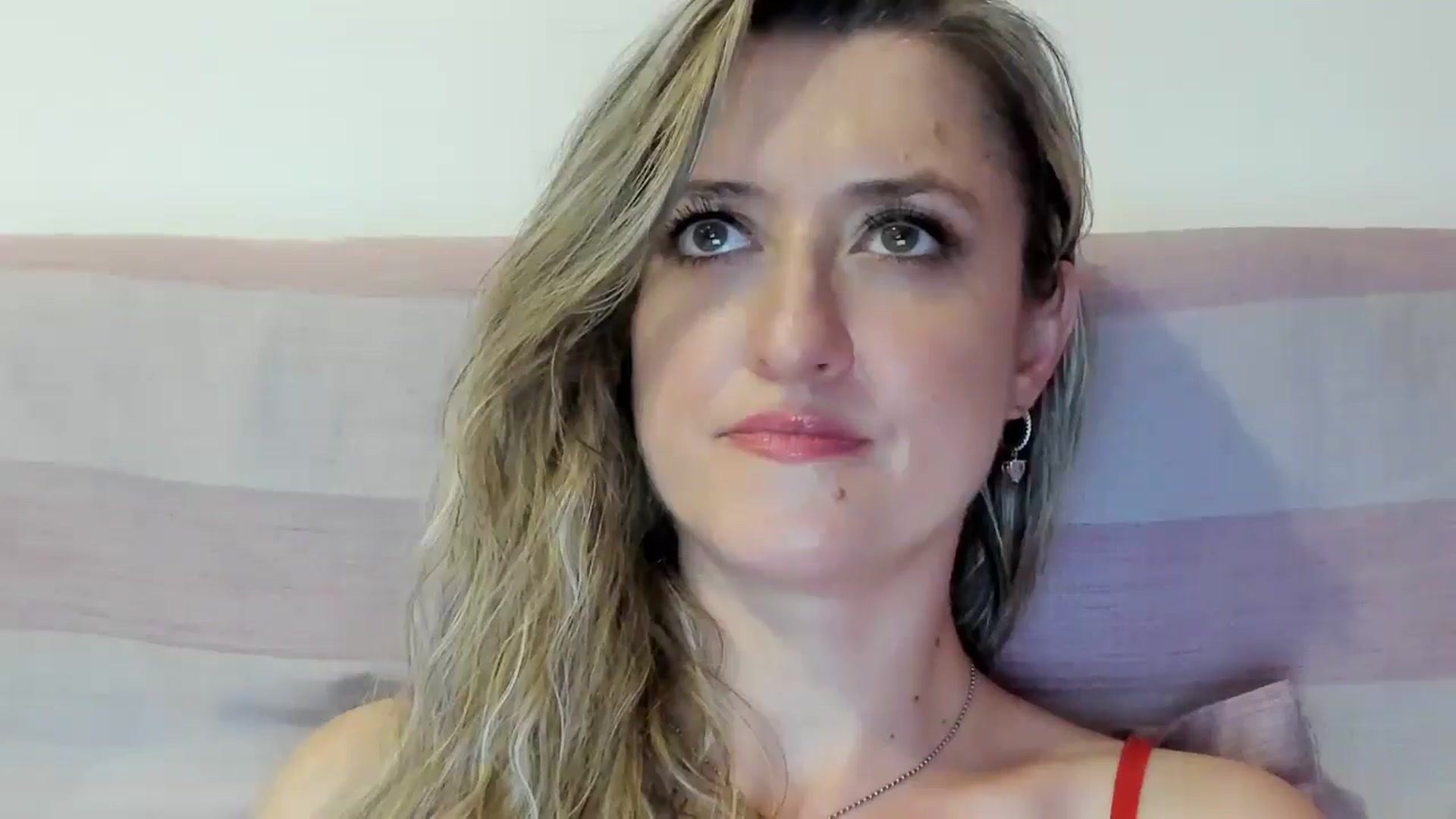 Gallery image thumbnail from BestDream's myfreecams stream on, 08/17/2025, 24:21 image 14 of 20