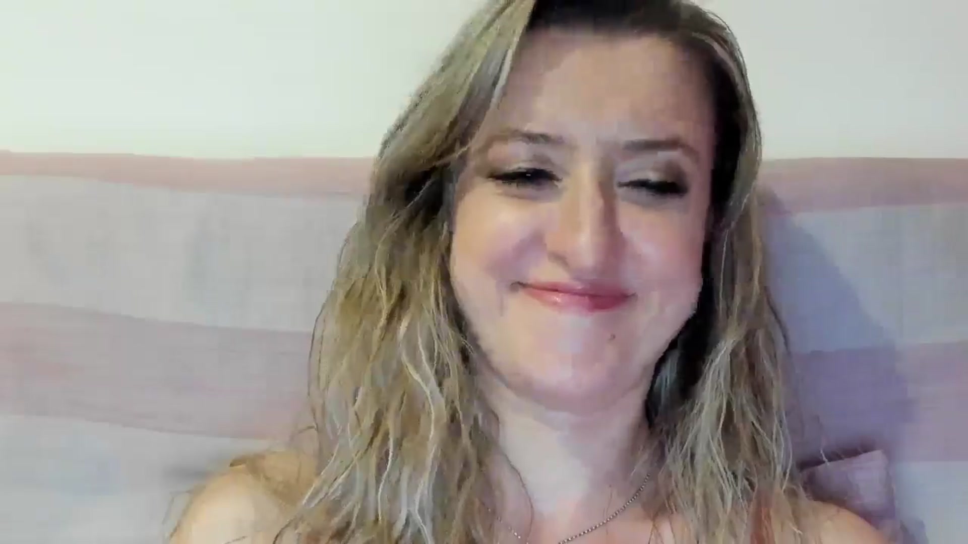 Gallery image thumbnail from BestDream's myfreecams stream on, 08/17/2025, 24:21 image 6 of 20