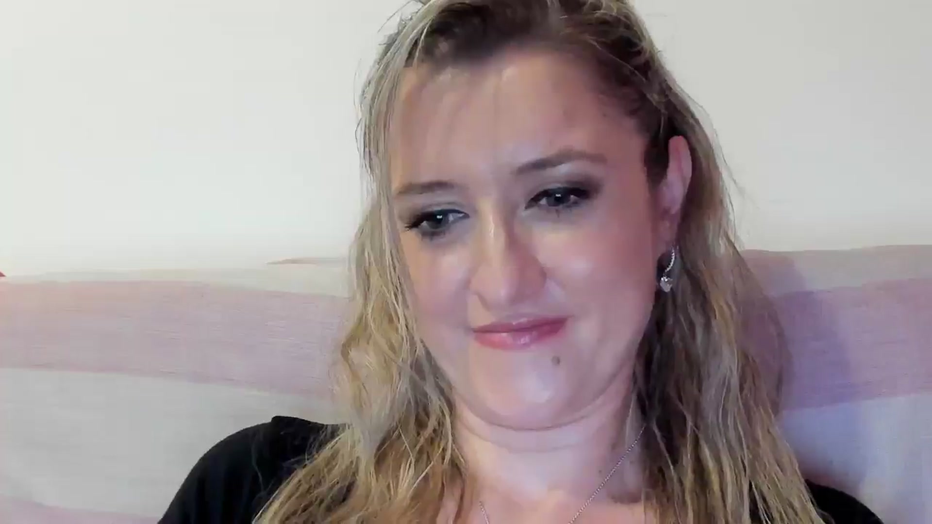 Gallery image thumbnail from BestDream's myfreecams stream on, 08/17/2025, 22:39 image 8 of 20