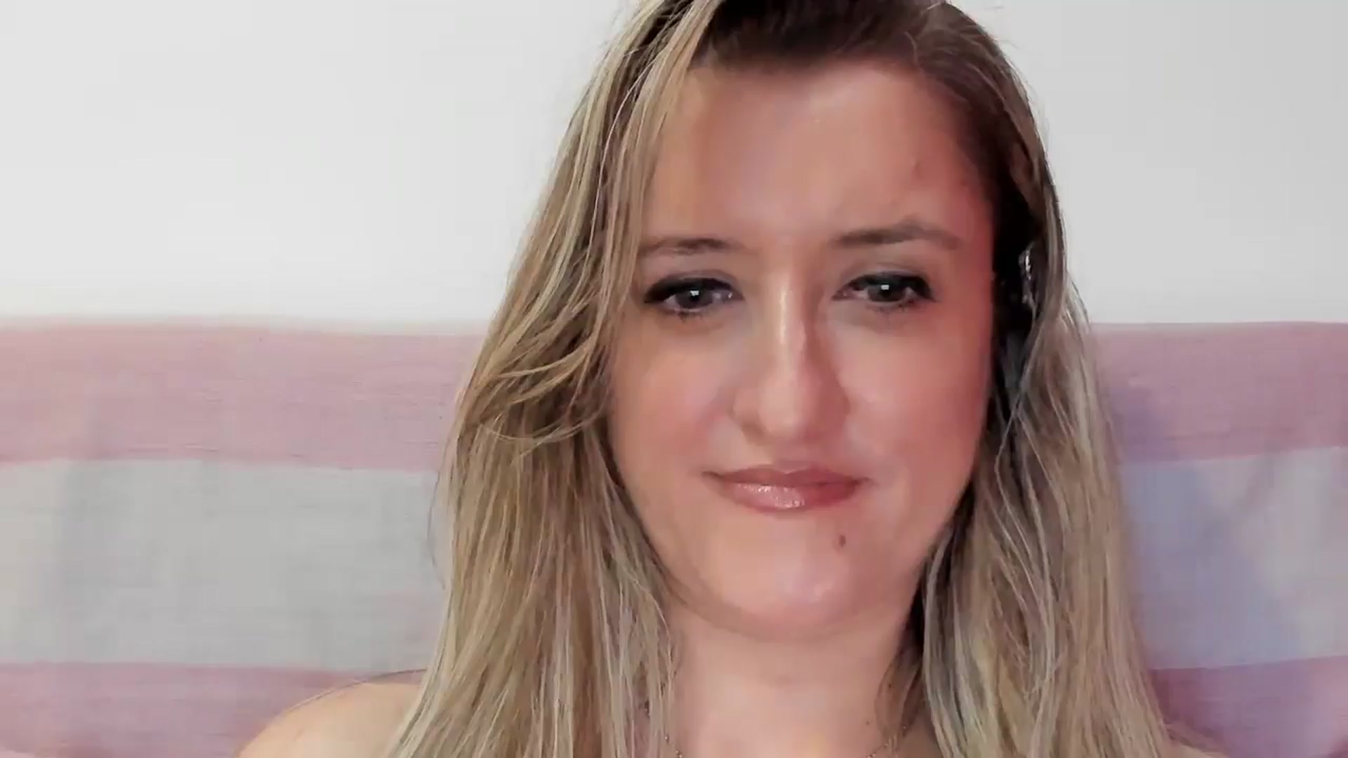 Gallery image thumbnail from BestDream's myfreecams stream on, 08/20/2025, 24:02 image 10 of 20