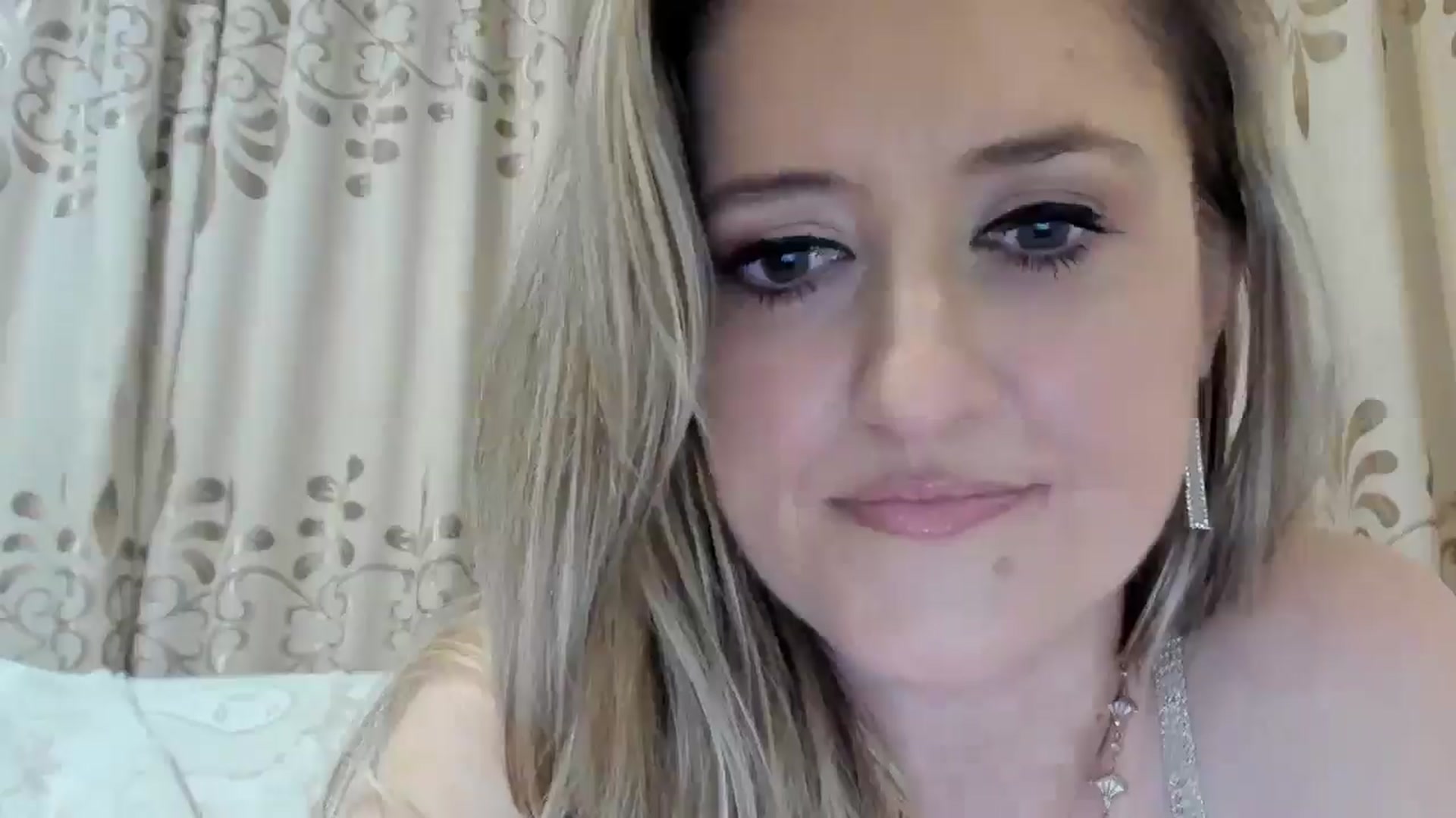 Gallery image thumbnail from BestDream's myfreecams stream on, 10/16/2025, 23:43 image 13 of 20