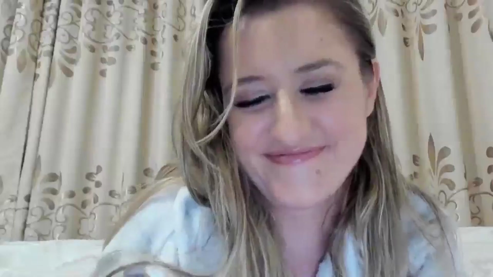 Gallery image thumbnail from BestDream's myfreecams stream on, 10/18/2025, 01:31 image 14 of 20