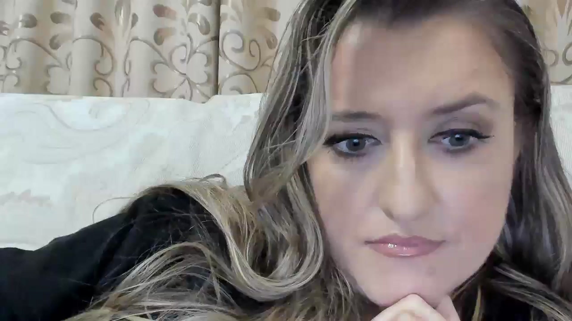 Gallery image thumbnail from BestDream's myfreecams stream on, 10/21/2025, 24:21 image 16 of 20