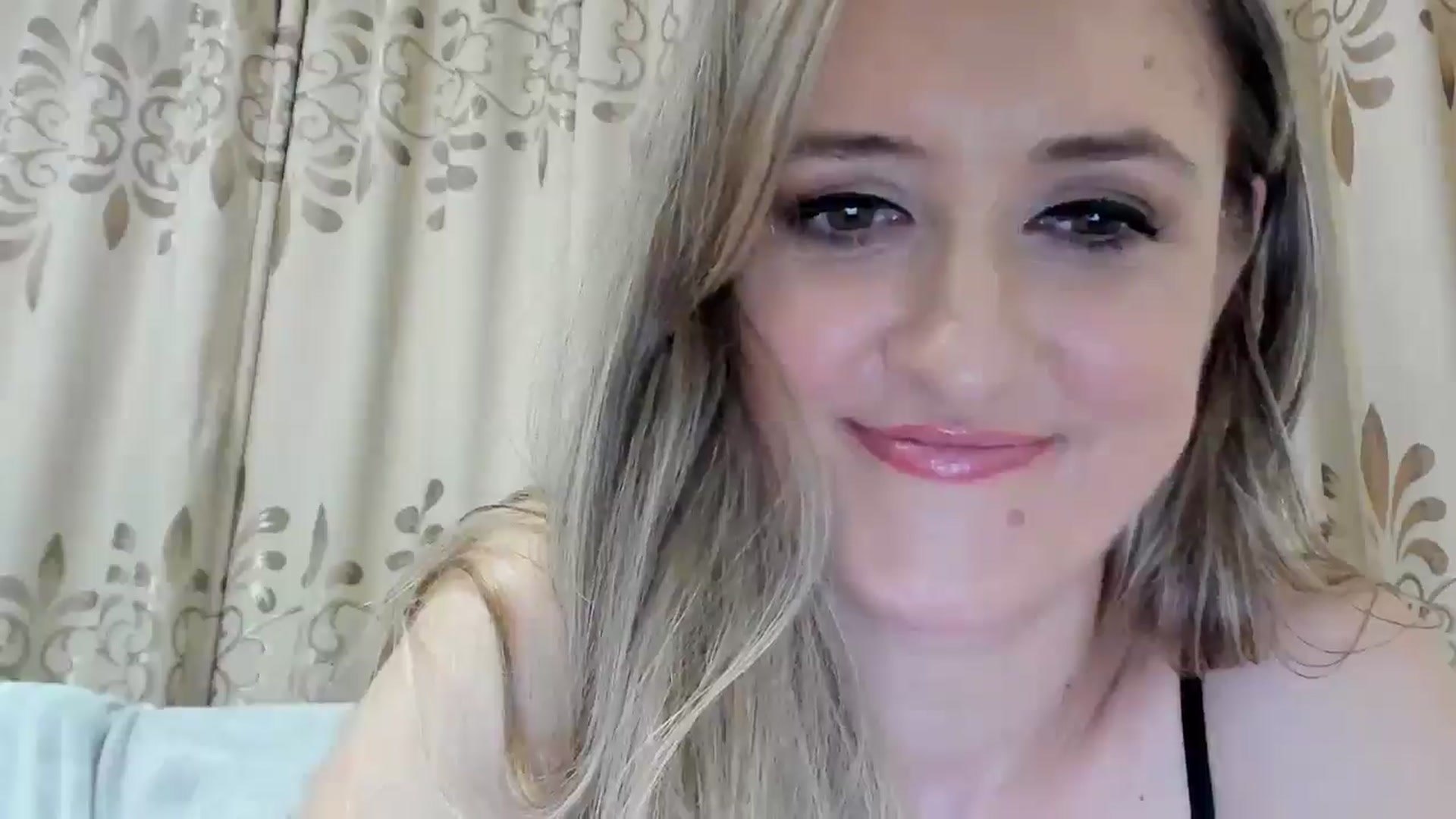 Gallery image thumbnail from BestDream's myfreecams stream on, 11/04/2025, 23:33 image 4 of 20